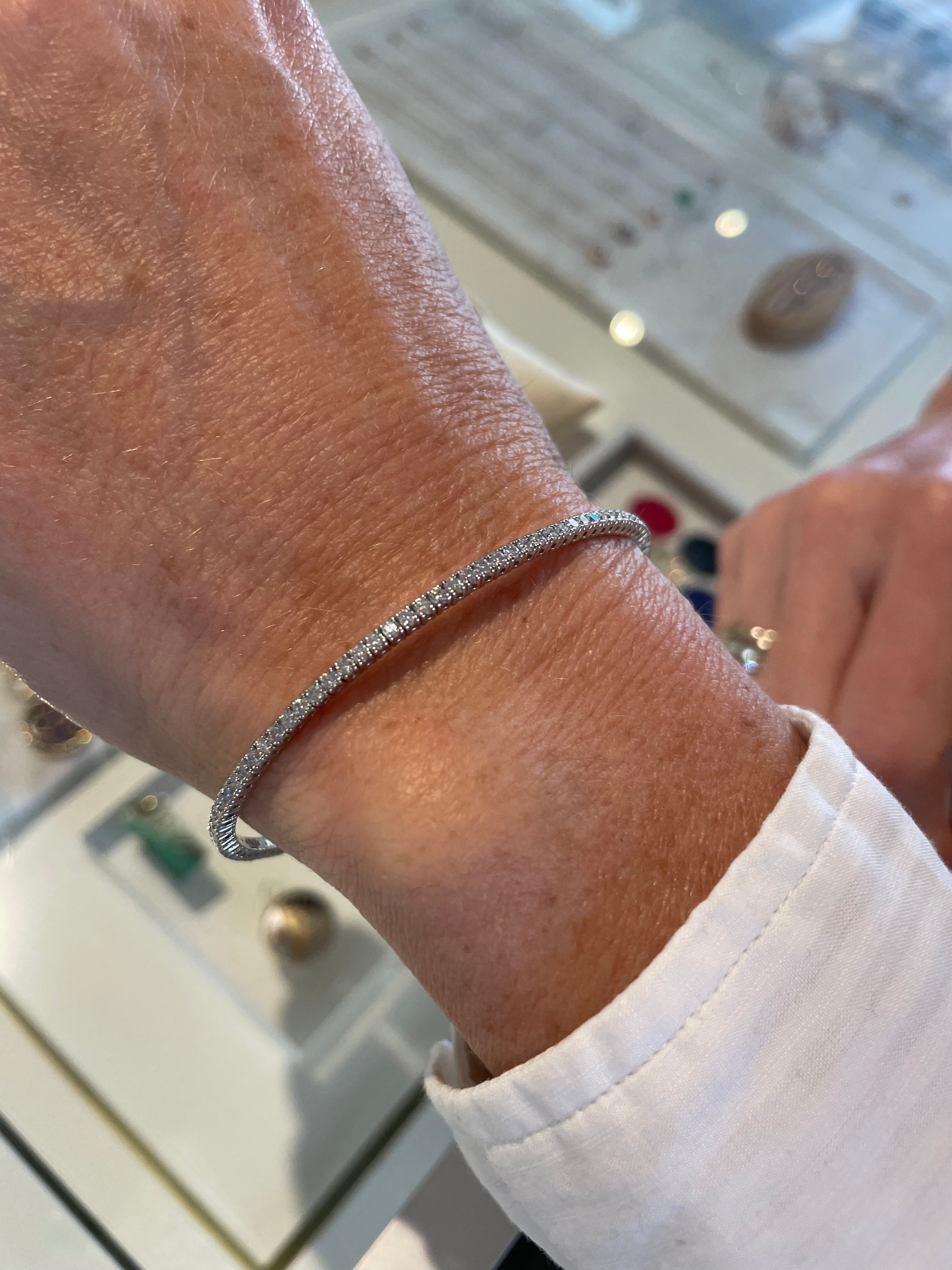 Flexible bangle white gold